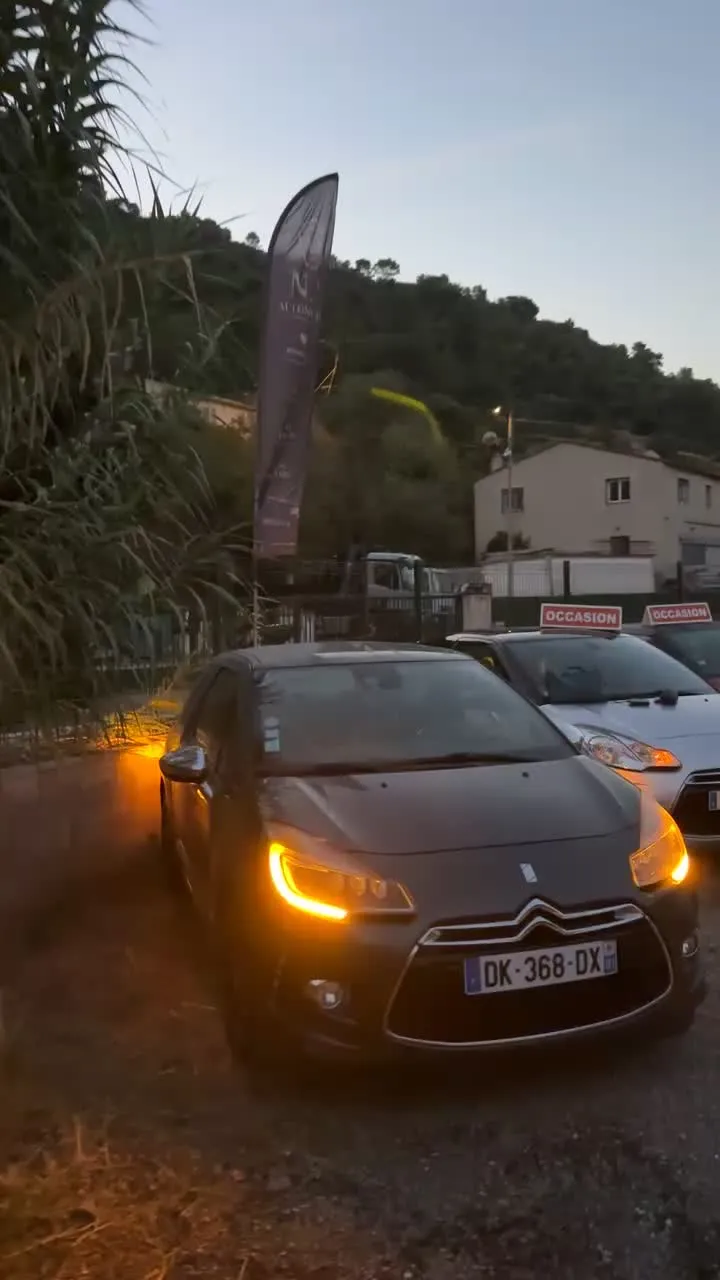 Citroën DS3 grise, phares allumés