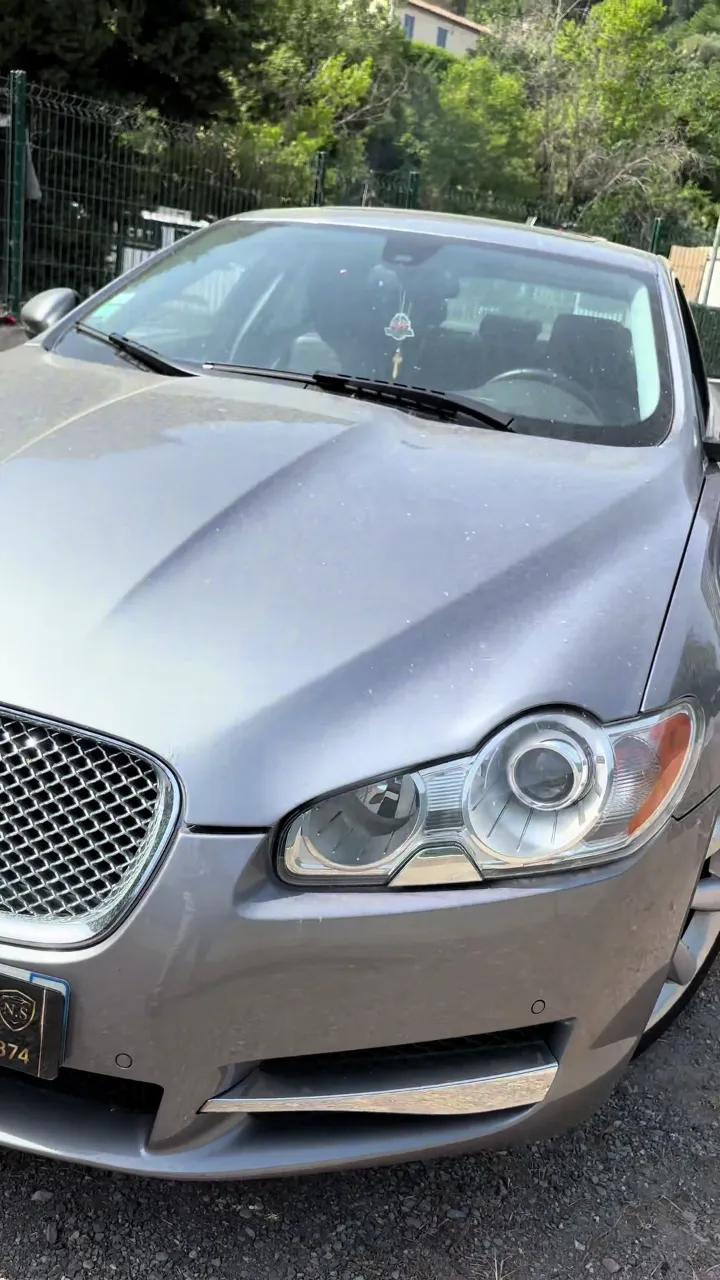 Jaguar XF grise, vue de face
